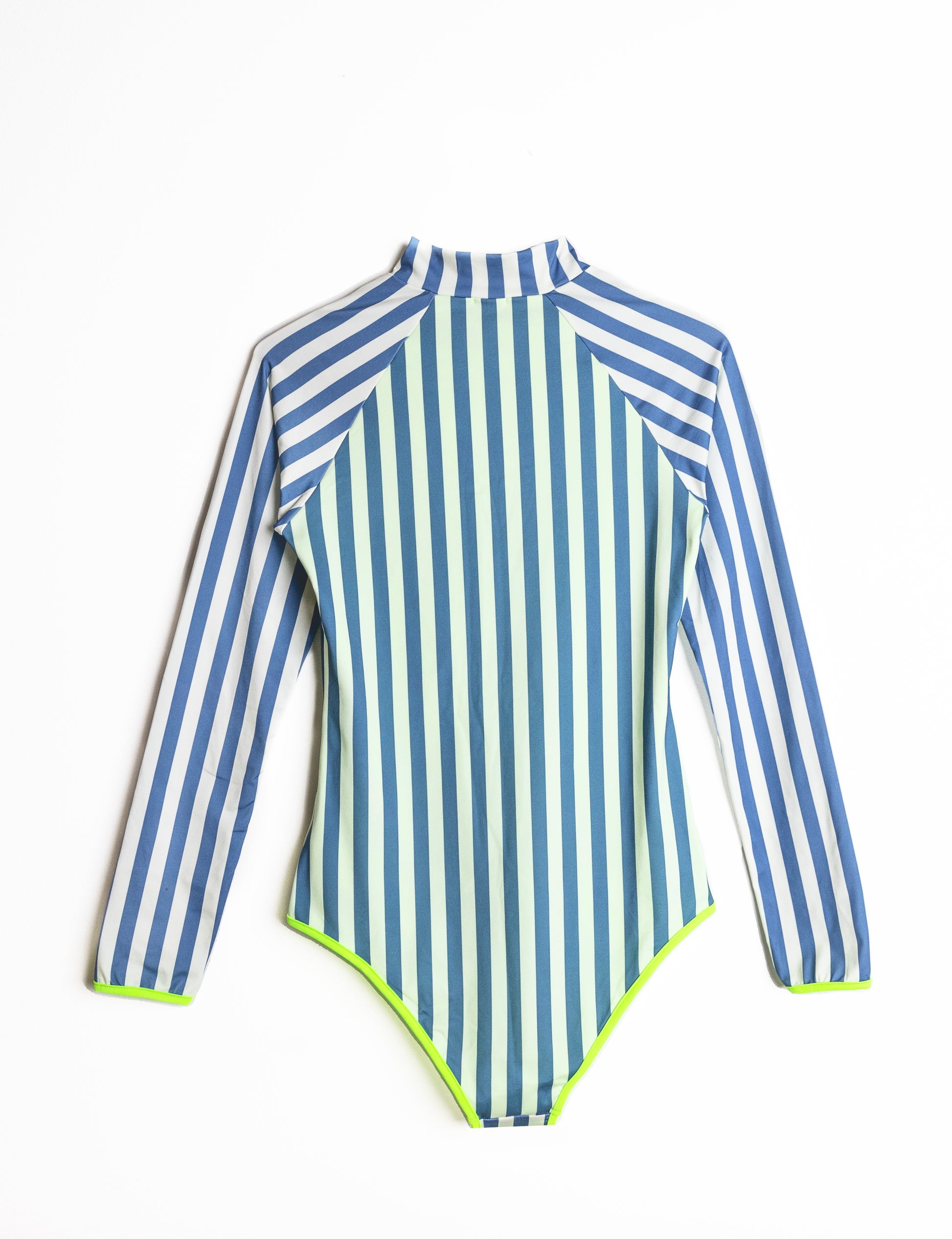 long sleeves swimsuit, bañador manga larga, striped swimsuit, long sleeves striped blue and white swimsuit, bañador de manga larga con rayas azul y blanco, bañador para hacer surf, bañador manga larga con bikini